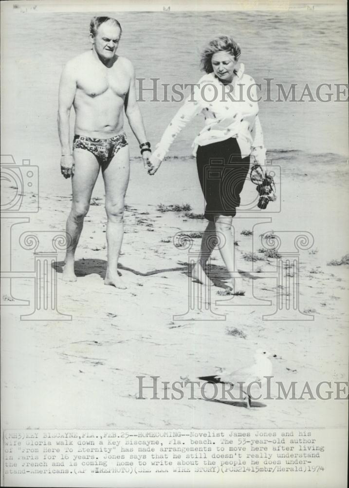 1974 Press Photo novelist James Jones and wife Gloria stroll along Key Biscayne - Historic Images