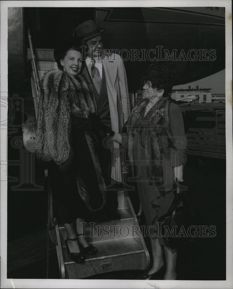 1949 Press Photo Singers Eleanor Knapp &amp; Norman Kelley Arrive In Boston On Plane - Historic Images