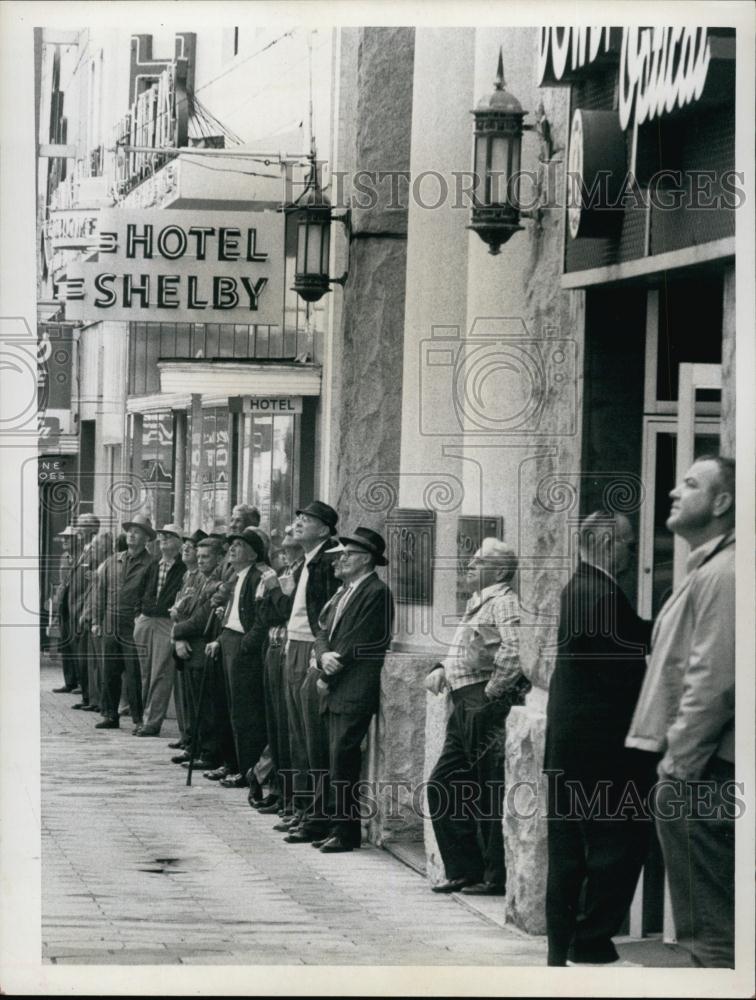 1969 Press Photo First Federal Saving &amp; Loan Gets Air Conditioning - RSL64761 - Historic Images