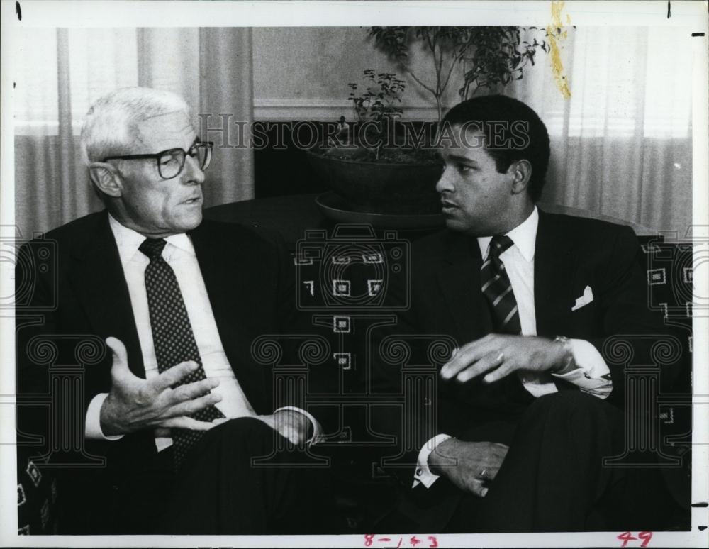 1986 Press Photo Grant Tinker with host Bryant Gumble on &quot;America Talks Back&quot; - Historic Images