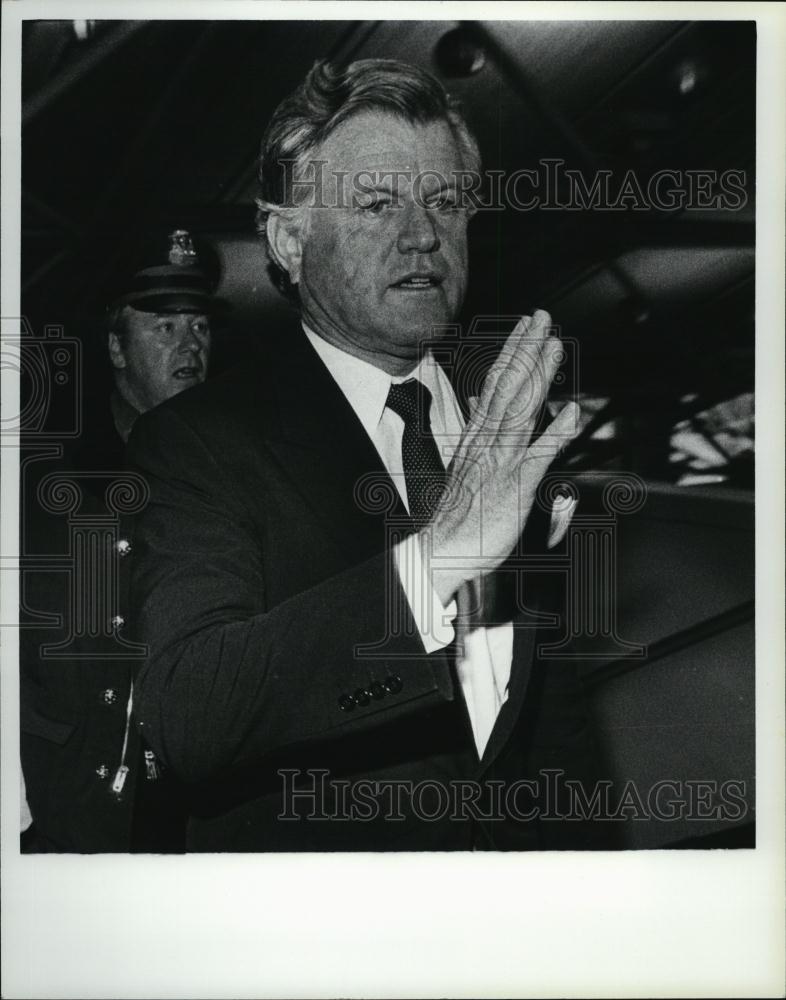 1985 Press Photo Senator Ted Kennedy Arrives At Airport - RSL40765 - Historic Images
