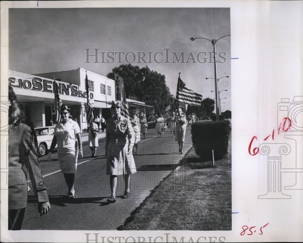 1966 Press Photo Womens Auxilliary in Veterans Day parade in St Pete, Florida - Historic Images