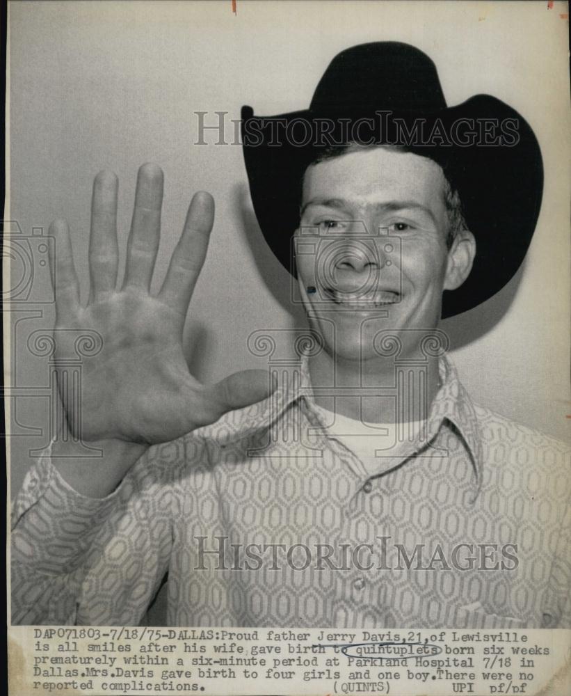 1975 Press Photo Jerry Davis Proud Father of Quintuplets - RSL64517 - Historic Images