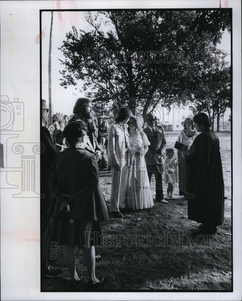 1975 Press Photo Mr &amp; Mrs Gary Robertson Getting Married - RSL92549 - Historic Images