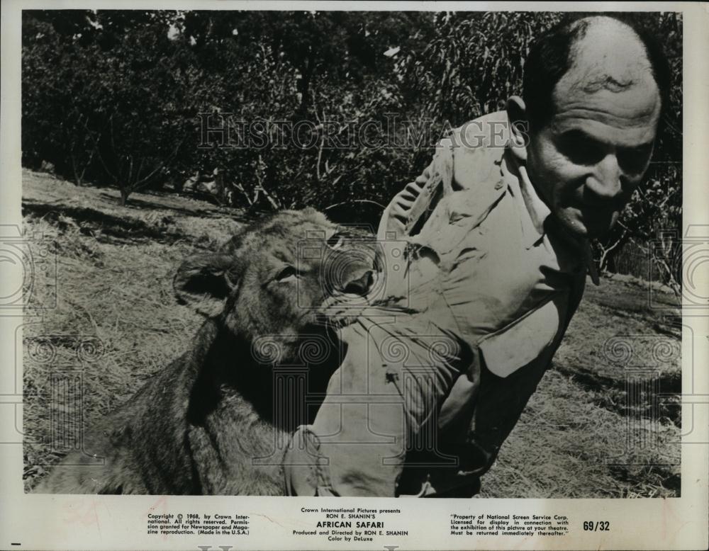 1969 Press Photo Ron E, Shanin,filmmaker &amp; a lion &quot;African Safari&quot; - RSL96623 - Historic Images