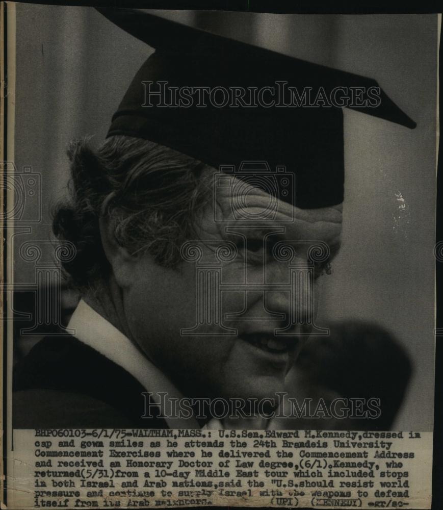 1975 Press Photo U S Senator Edward M Kennedy Attends Brandeis University - Historic Images