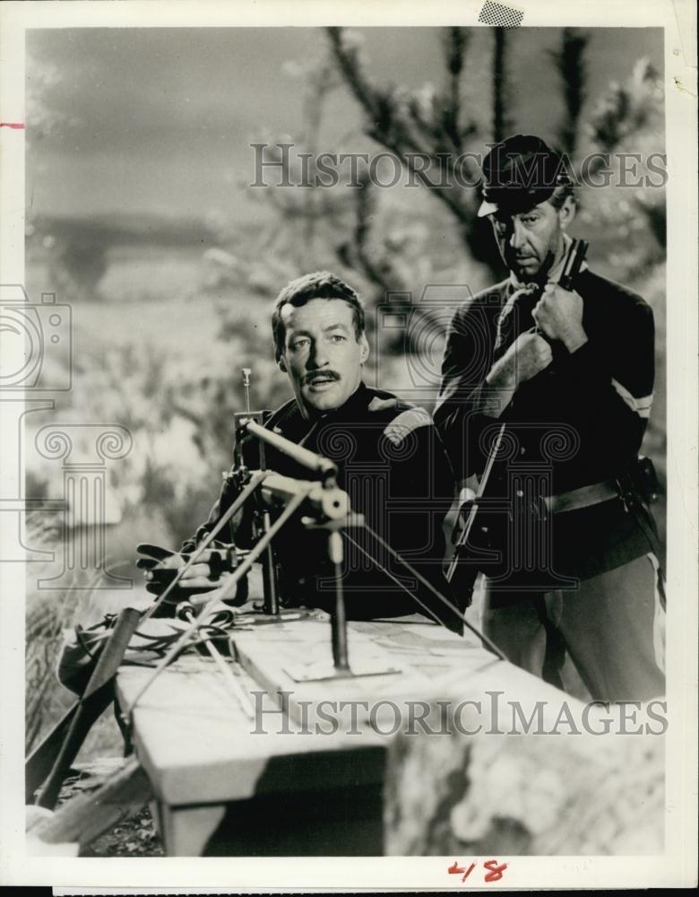 1962 Press Photo Russell Johnson &amp; James Griffith in &quot;Mile-Long Shot to Kill&quot; - Historic Images