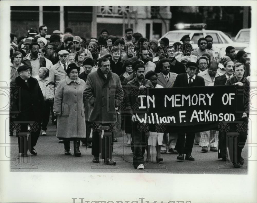 1982 Press Photo Four Hundred People March Memory William A Atkinson - Historic Images