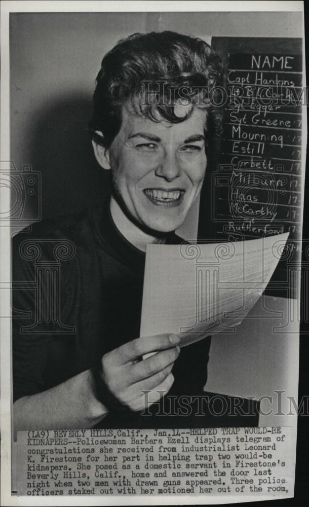 1966 Press Photo Policewoman Barbra Ezell Holding Telegram Of Congratulations - Historic Images