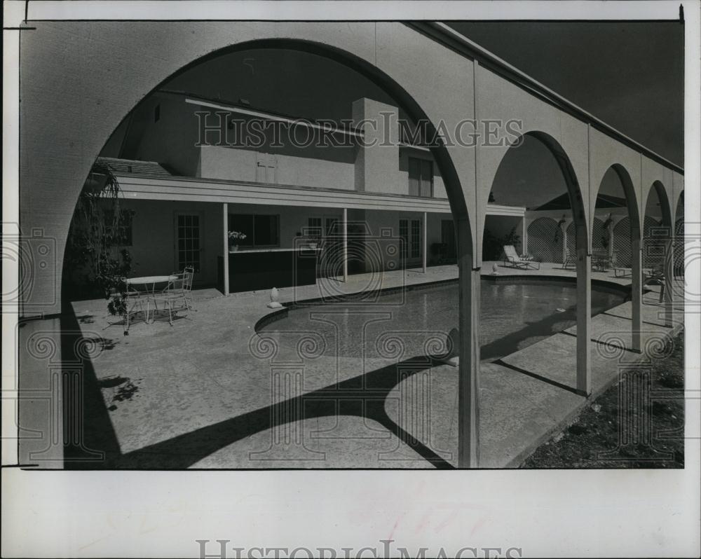 1979 Press Photo Lin &amp; Linda Tibbetts patio &amp; pool area in Florida - RSL95891 - Historic Images