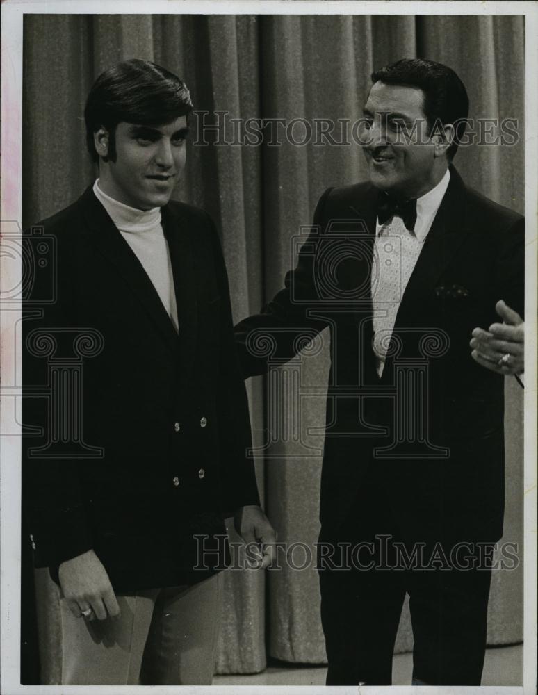 1956 Press Photo Danny Thomas with son, Tony, on &quot;The Danny Thomas Hour&quot; - Historic Images