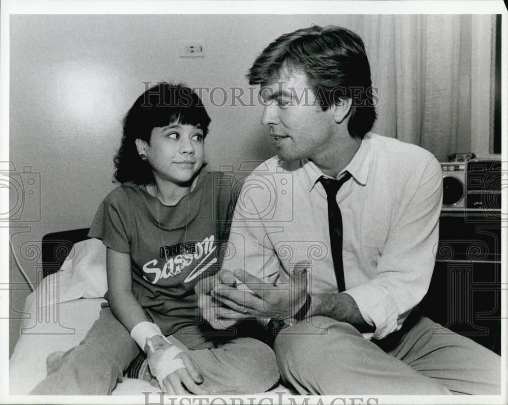 1985 Press Photo Actor Cliff Werner Tours Children&#39;s Hospital, All My Children - Historic Images