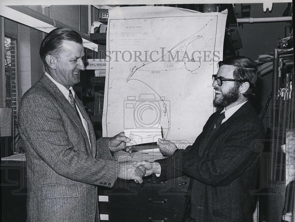 1974 Press Photo John Mason of Wood Oceanographic Institute &amp; Capt Cyganowski - Historic Images