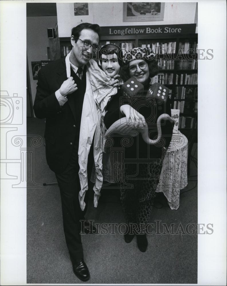 1990 Press Photo Michael Stern Wife Jane Hold Owners Longfellow Book Store - Historic Images