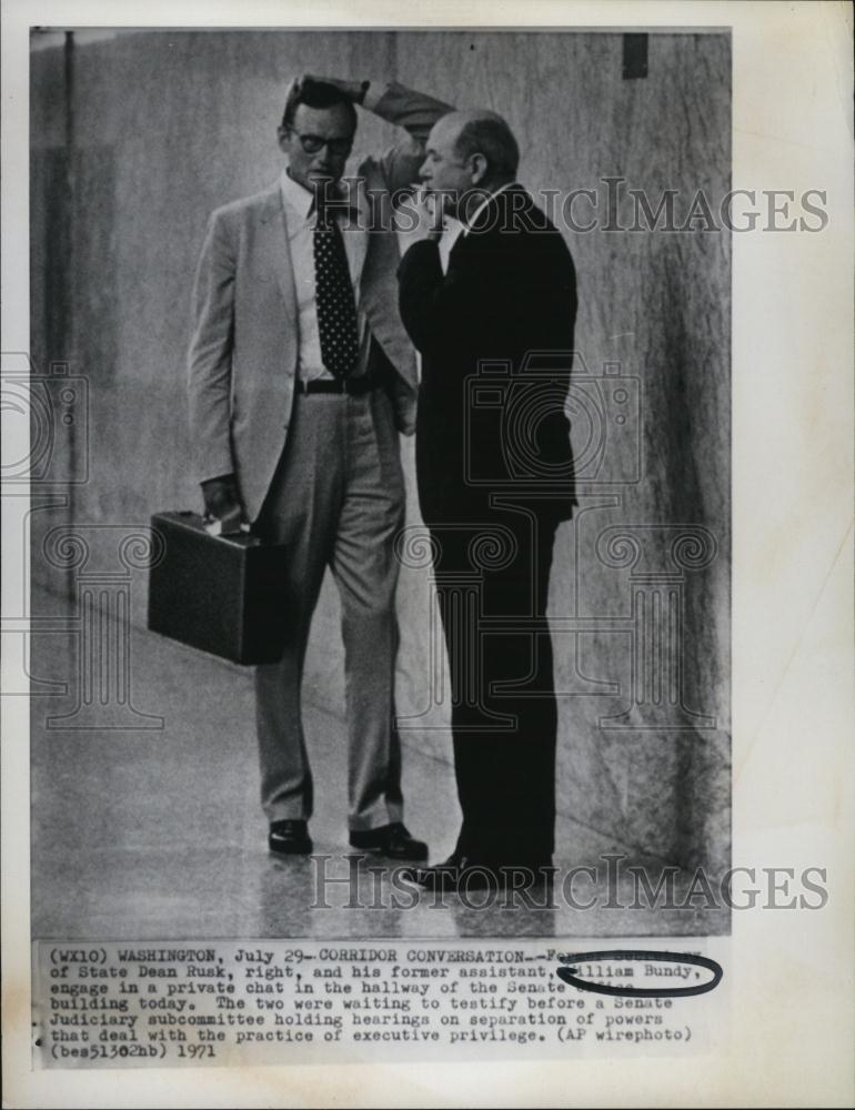 1971 Press Photo Dean Rush, former Secof State talk with his AsstWilliam Bundy - Historic Images