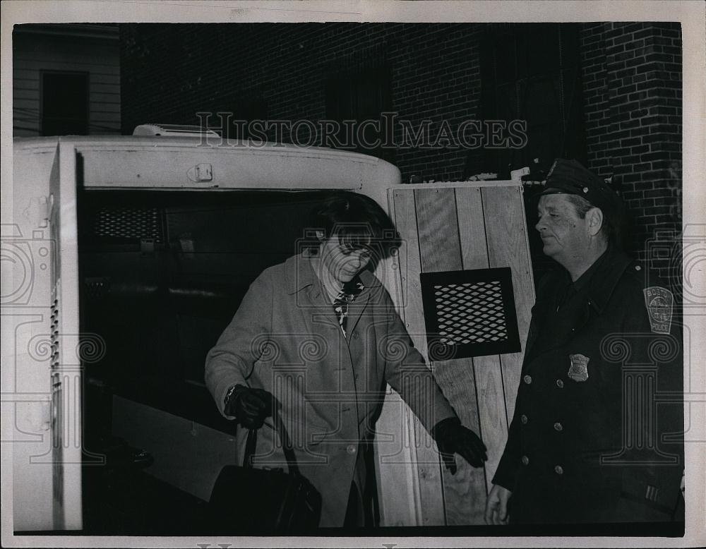 1968 Press Photo Linda Marsh Going To Court Roomate Murdered Robbery Charges - Historic Images