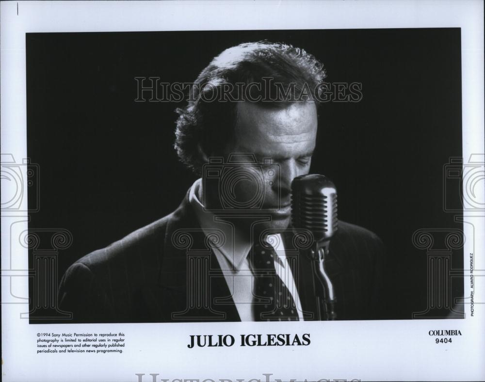 1994 Press Photo Singer Performer Julio Iglasias - RSL86771 - Historic Images