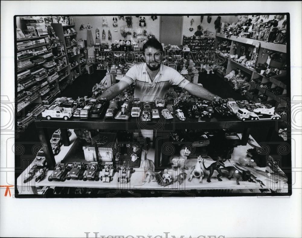 1989 Press Photo Chuck Harris at his Used Toy Store in Largo, Florida - Historic Images