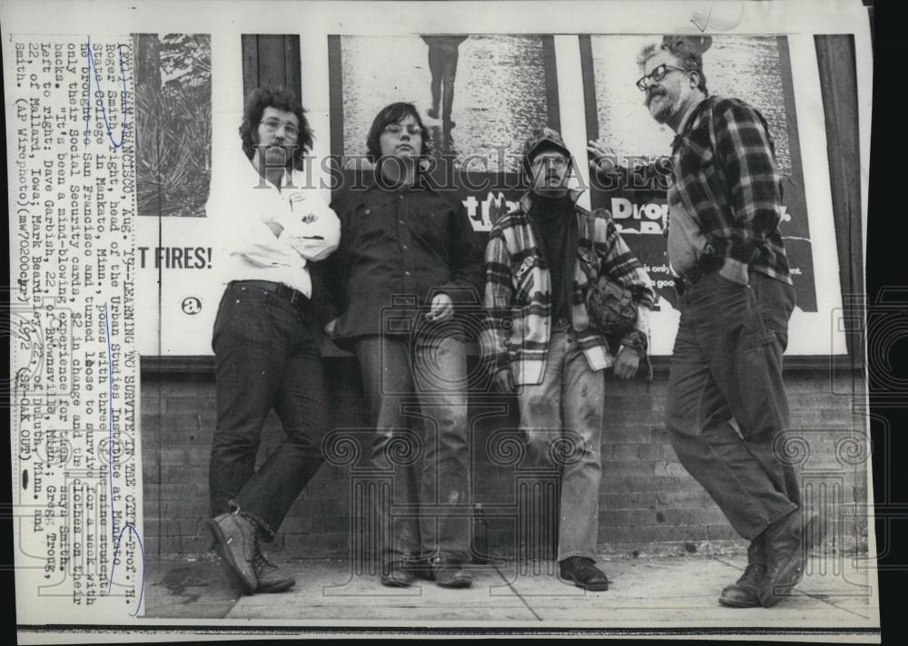 1972 Press Photo Prof H Roger Smith Head Of Urban Studies Institute With Student - Historic Images