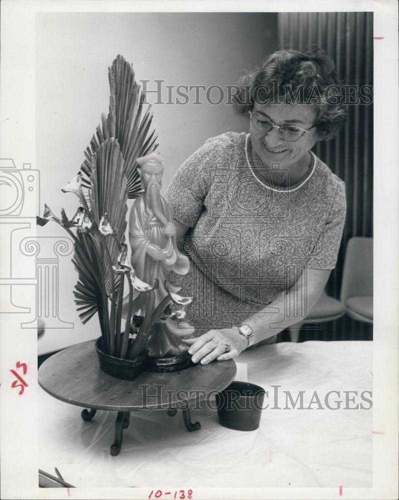 1966 Press Photo Mrs Allen Sabin Flower Arranger - RSL65507 - Historic Images