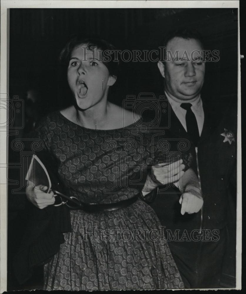 1960 Press Photo Wynn Welch arested for disturbing commie hearing - RSL43301 - Historic Images