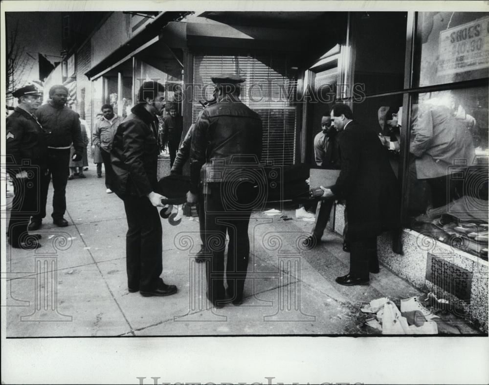 1987 Press Photo Paramedics on Scene with Victim of Robert Pringle Boston - Historic Images