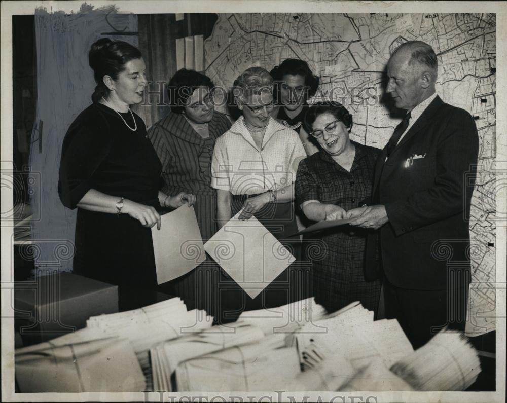 1960 Press Photo Frank Wasson Briefs At Census Headquarters - RSL39117 - Historic Images