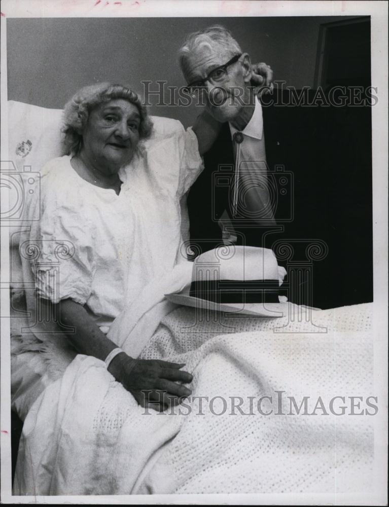 1967 Press Photo JP Zeller, 87 &amp; bride Florence,72 at Mound Park Hospital - Historic Images