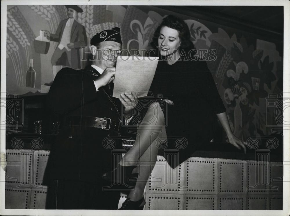 1940 Press Photo Barbara Pond &amp; Leon Brin Review Contract For Upcoming Event - Historic Images