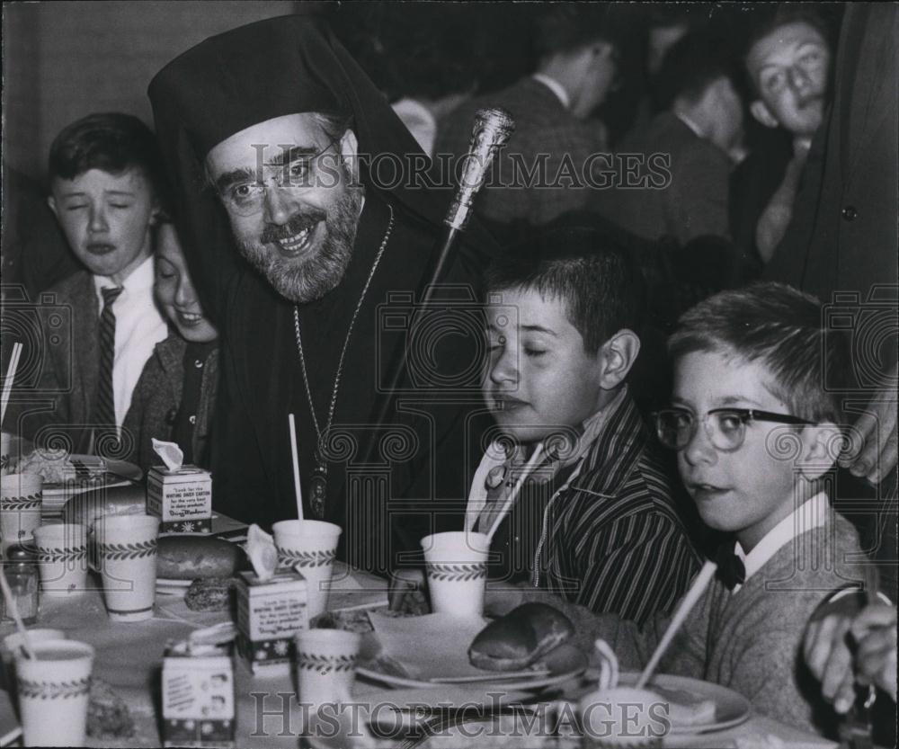 1959 Press Photo Archbishop Iakovos sits with children at testimonial breakfast - Historic Images