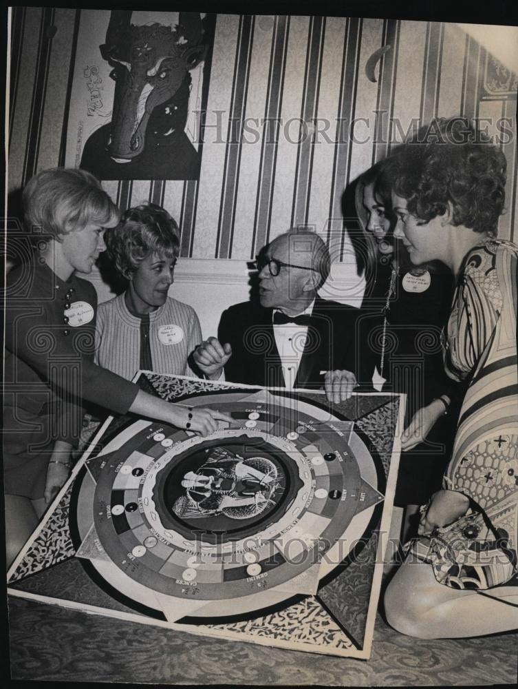 1969 Press Photo Donna Macdougal, Delores Stoneham, Dr Oscar Webber - RSL44333 - Historic Images