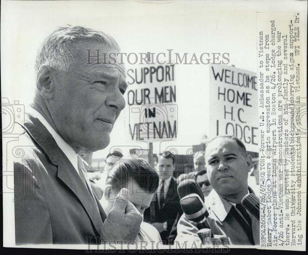 1967 Press Photo US Amb to Vietnam Henry Cabot Lodge &amp; newsmen - RSL05585 - Historic Images