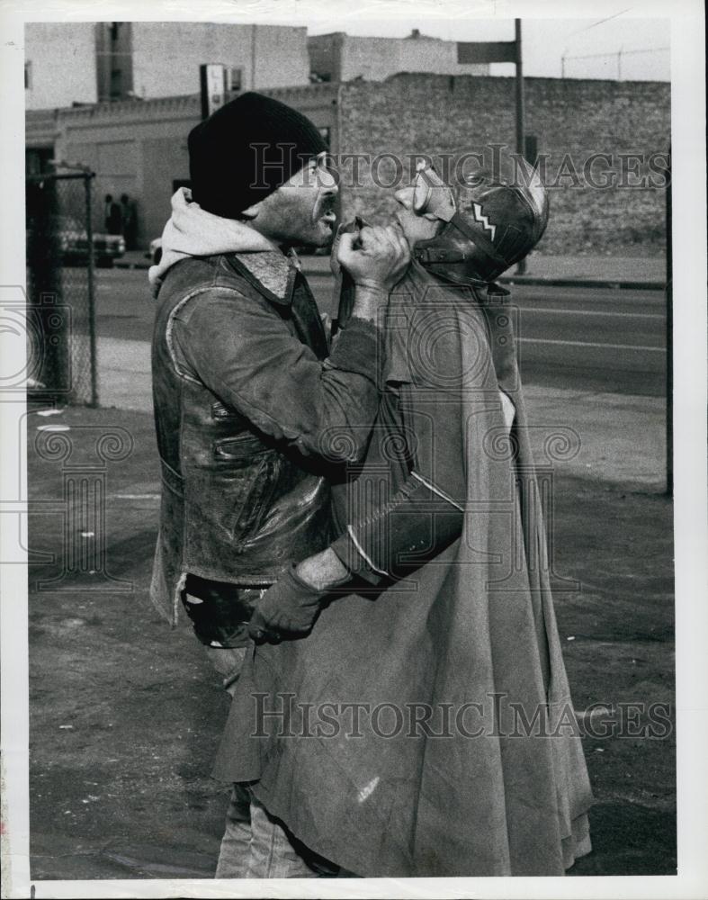 1981 Press Photo Dennis Dugan Actor Bruce Weitz Hill Street Blues TV Series - Historic Images