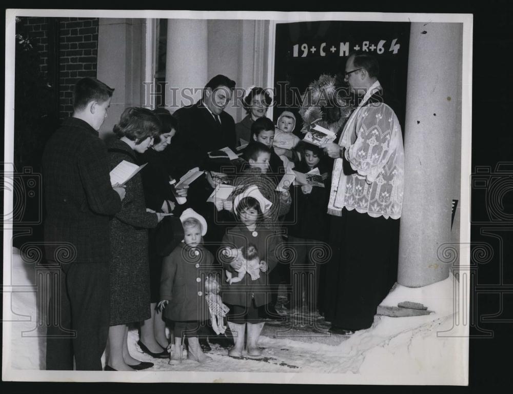 1964 Press Photo Members of the Fallon family, Rev Lambert Yore - RSL89557 - Historic Images