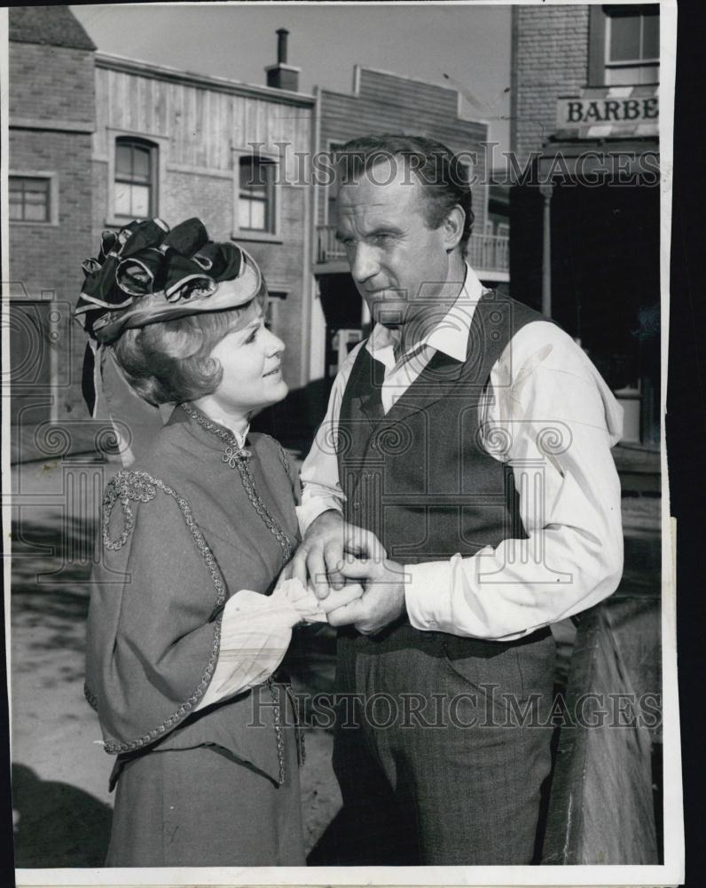 1965 Press Photo Actors Marilyn Erskine And Jack Warden Star On &quot;The Virginian&quot; - Historic Images