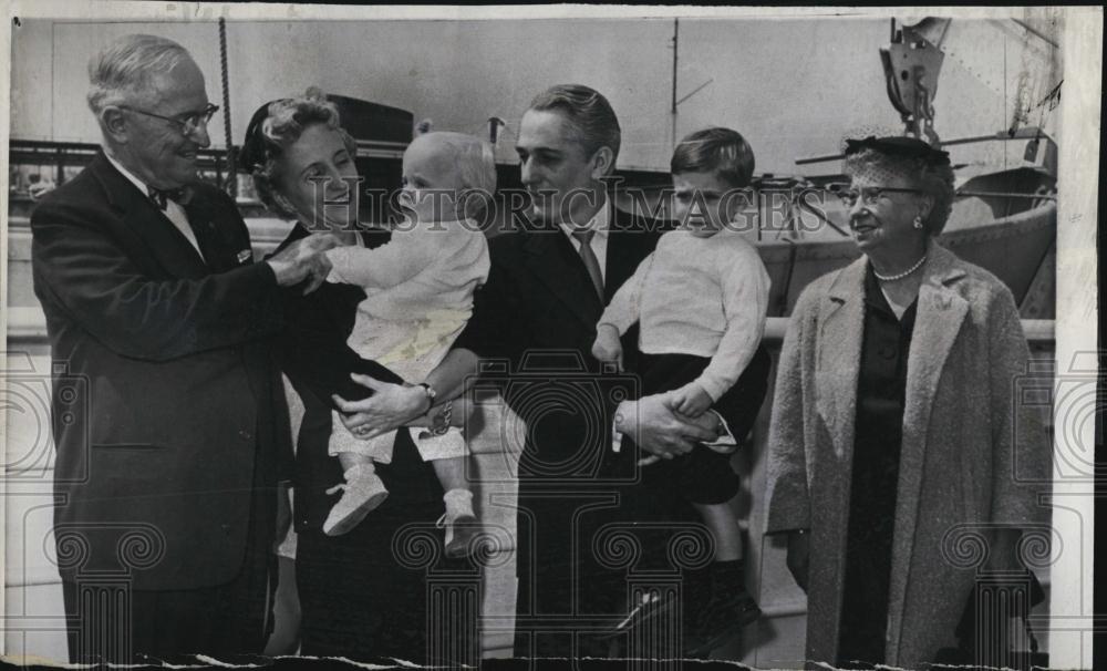 1960 Press Photo Clifton Daniel, Margaret Truman, Children, Henry, William - Historic Images