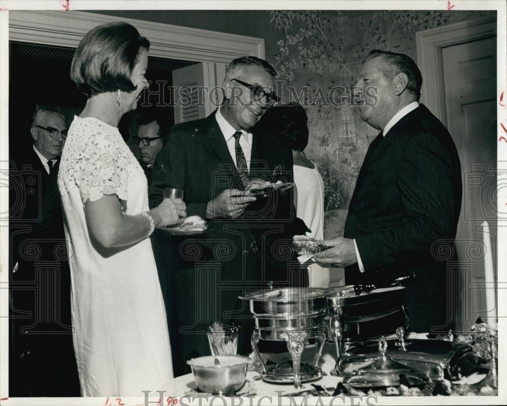 1968 Press Photo Dan and Nadine Carlisle, Auto Dealer, Mortician, Ben Alexander - Historic Images