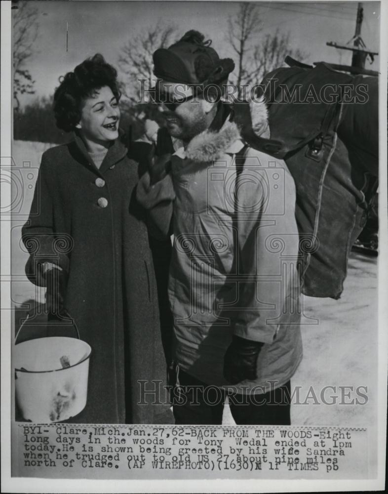 1962 Press Photo Tony Wedal, Lost in Michigan Woods for 8 Days and Wife Sandra - Historic Images