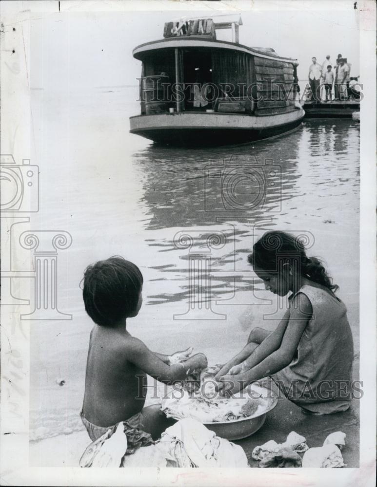 1970 Press Photo Young Children do washing in Amazon River - RSL65027 - Historic Images