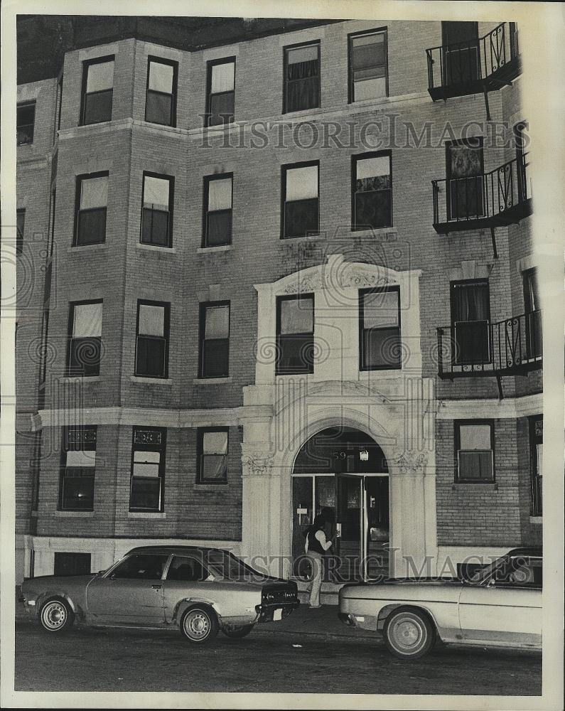 1977 Press Photo Boston Apartment Crime Scene Murder of Judy Belfrey - RSL41649 - Historic Images