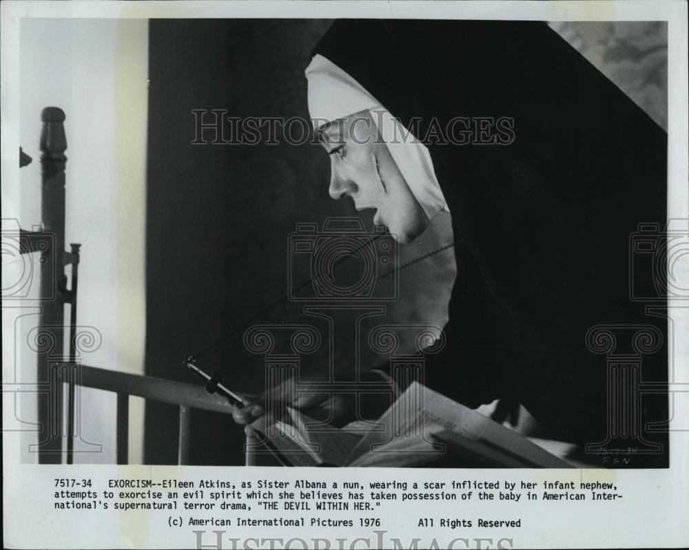 1976 Press Photo Eileen Atkins in &quot;The Devil Within Her&quot; - RSL07505 - Historic Images