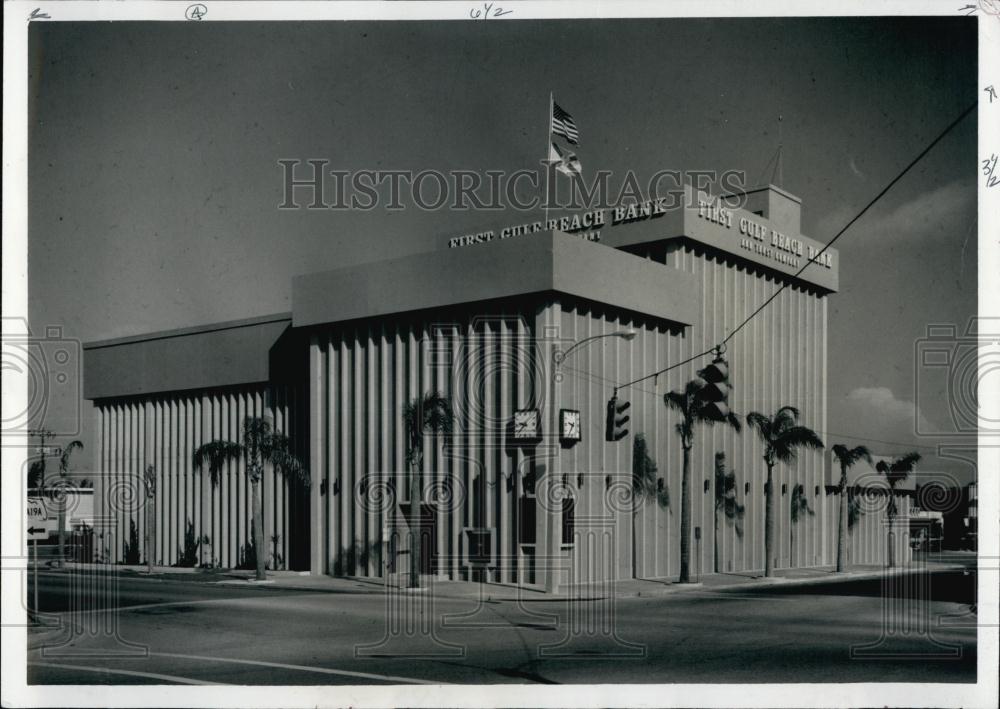 1977 Press Photo First Gulf Beach Bank &amp; Trust Co in Florida - RSL69179 - Historic Images