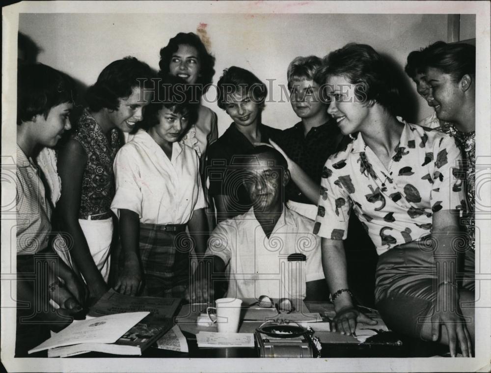 1963 Press Photo Elmer J Vecsey Siesta Key Chamber of Commerce &amp; &quot;Sea Nymphs&quot; - Historic Images