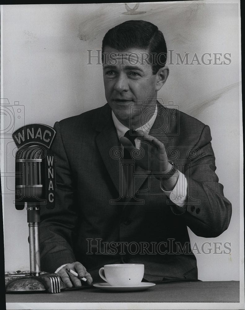 1964 Press Photo Howard Vincent WNAC radio anchor doing his talk show - Historic Images