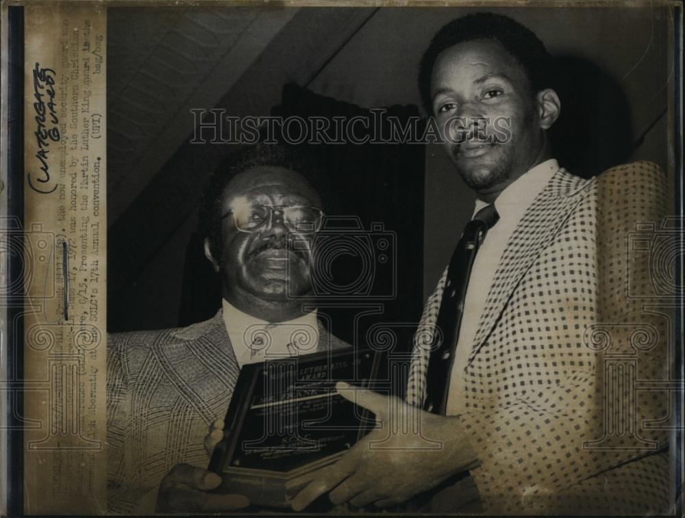 1974 Press Photo Frank Willis, Waterguard guard gets award at SCLC conference - Historic Images