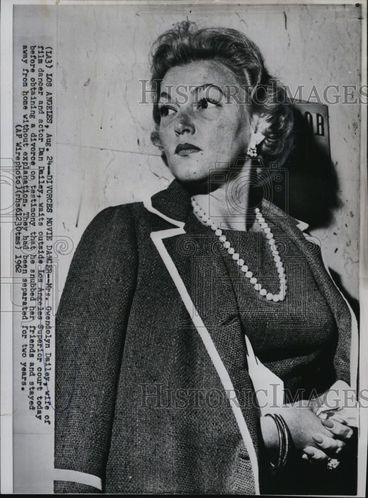 1962 Press Photo Mrs Gwendolyn Dailey outside of courthouse - RSL44805 - Historic Images