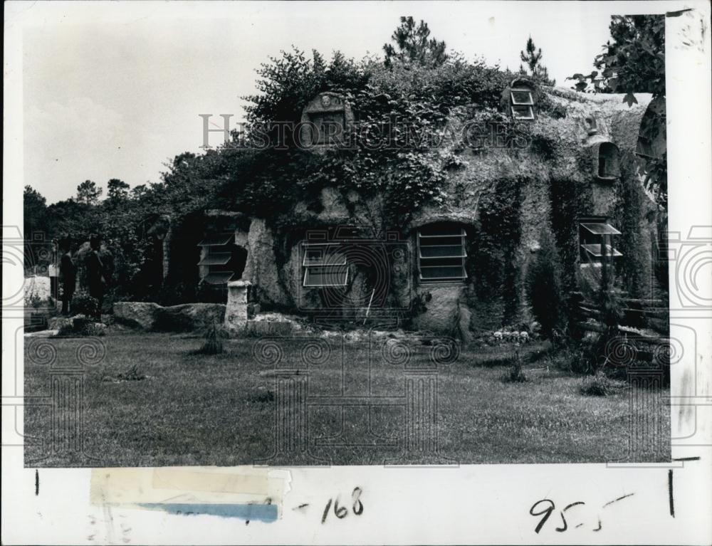 1978 Press Photo Lewis Van Dercar Cave house made of Concrete and Steel - Historic Images