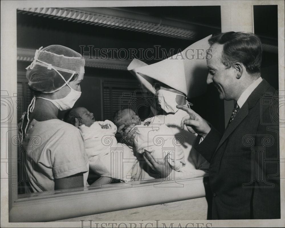 1961 Press Photo Detective Jim McCarthy & baby twins & nurse Irene Dunn - Historic Images