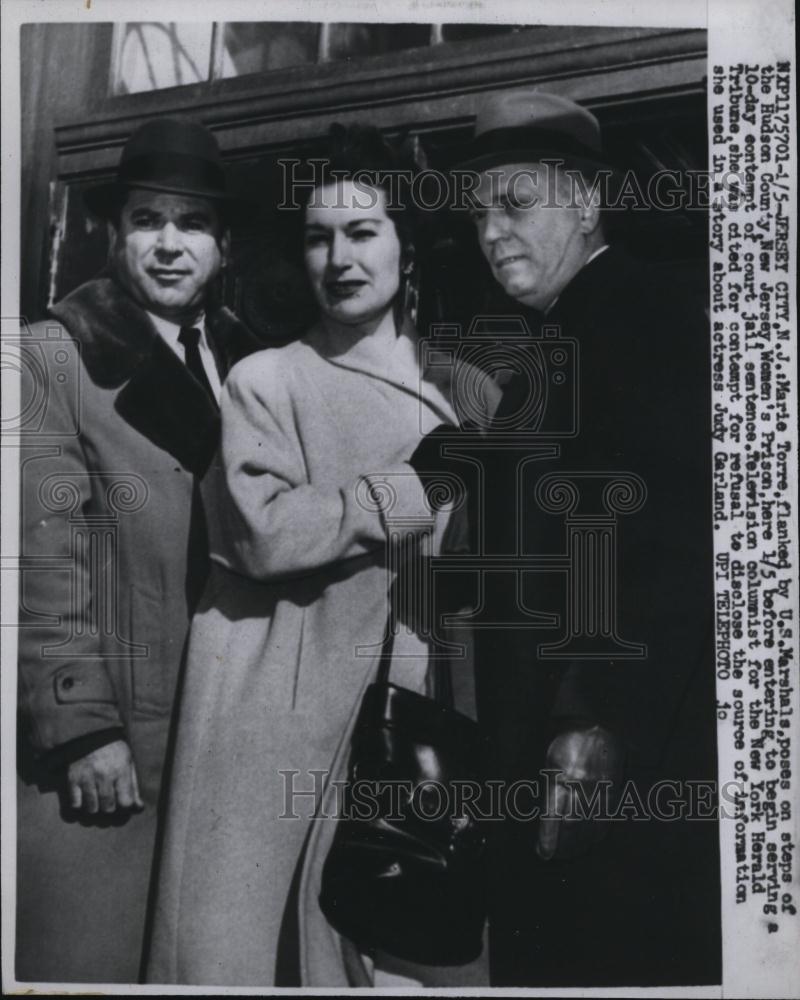 1959 Press Photo Marie Torre Flanked by US Marshals Courthouse - RSL83755 - Historic Images