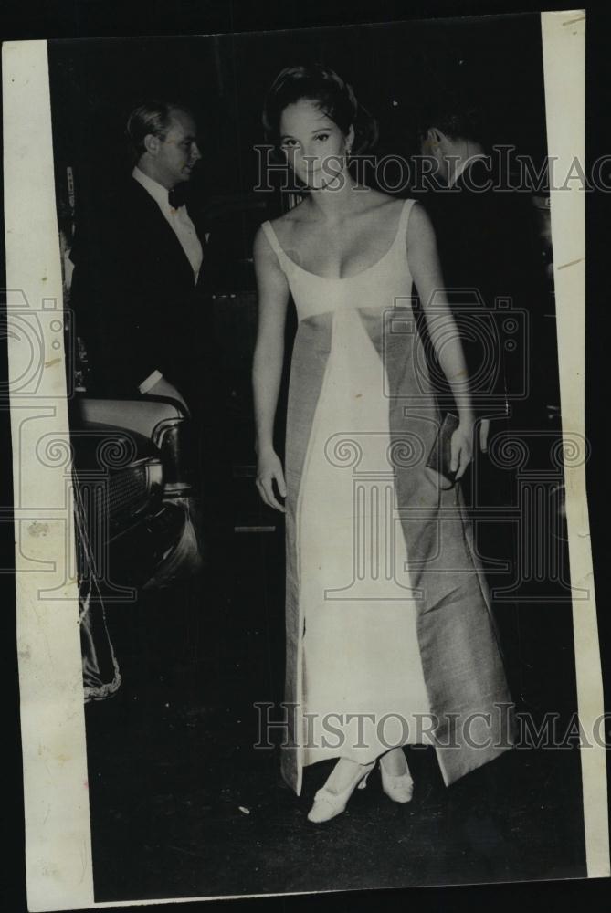 1967 Press Photo Mrs S Carter Burden Attends Social Event - RSL47109 - Historic Images